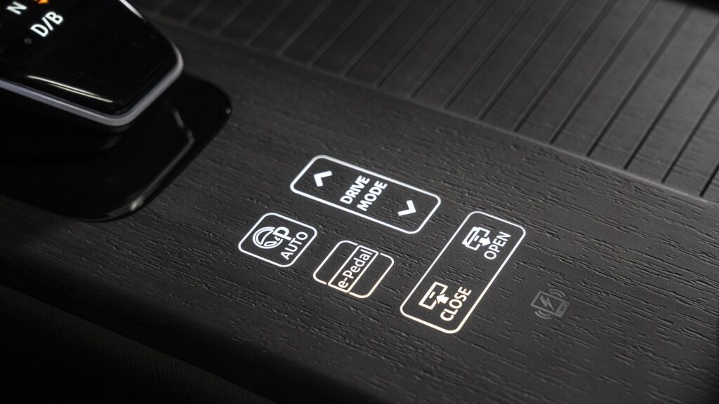Nissan Ariya : commandes à retour haptique // Source : Nissan Nissan Ariya : commandes à retour haptique // Source : Nissan