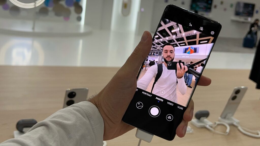 La principale force du Huawei Nova 10 Pro est son appareil photo frontal. // Source : Numerama La principale force du Huawei Nova 10 Pro est son appareil photo frontal. // Source : Numerama