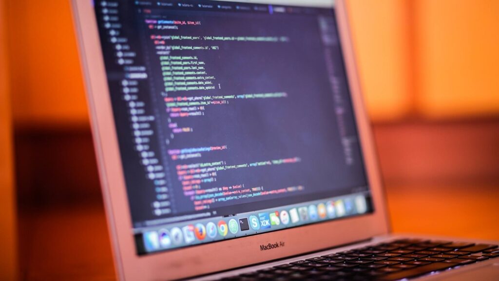 Les développeurs peuvent créer des backdoors pour des raisons légitimes. // Source : Pexels/Oluwaseun Duncan (photo recadrée) Les développeurs peuvent créer des backdoors pour des raisons légitimes. // Source : Pexels/Oluwaseun Duncan (photo recadrée)