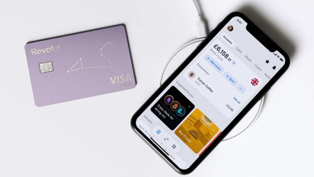 Une carte Revolut et l'app. // Source : Presse Revolut Une carte Revolut et l'app. // Source : Presse Revolut