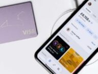 Une carte Revolut et l'app. // Source : Presse Revolut Une carte Revolut et l'app. // Source : Presse Revolut