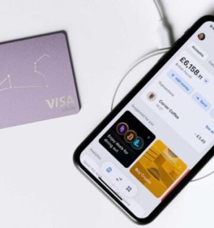 Une carte Revolut et l'app. // Source : Presse Revolut Une carte Revolut et l'app. // Source : Presse Revolut