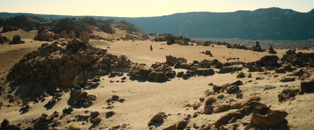 To the east of Rhovanion and to the north of Mordor lies the Sea of Rhûn, home to the Easterlings. North of that lie the Iron Hills of Dain's dwarves; between those and Mirkwood is Erebor, the Lonely Mountain, once home to Smaug the dragon, and afterwards to Thorin's dwarves.[10] The large lands to the east of Rhûn and to the south and east of Harad are not described in the stories, which take place in the north-western part of Middle-earth.[11][12] Rhûn était le nom général appliqué à toutes les terres de l'est de la Terre du Milieu, situées au-delà du Rhovanion et du Mordor. On ne sait presque rien de sa géographie, en-dehors de la grande Mer de Rhûn. Les Orientais qui peuplaient cette zone sont tout aussi méconnus.