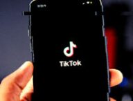 L'app TikTok sur smartphone. // Source : Solen Feyissa / Unsplash