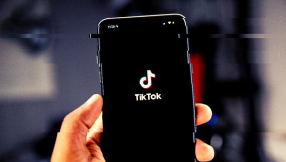 L'app TikTok sur smartphone. // Source : Solen Feyissa / Unsplash