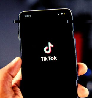 L'app TikTok sur smartphone. // Source : Solen Feyissa / Unsplash L'app TikTok sur smartphone. // Source : Solen Feyissa / Unsplash