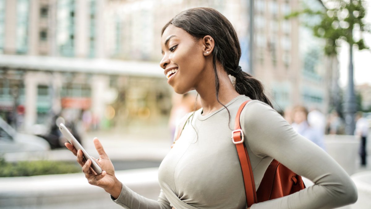 Cette personne est ravie d'avoir changé de forfait. // Source : Pexels/Andrea Piacquadio (photo recadrée) Cette personne est ravie d'avoir changé de forfait. // Source : Pexels/Andrea Piacquadio (photo recadrée)