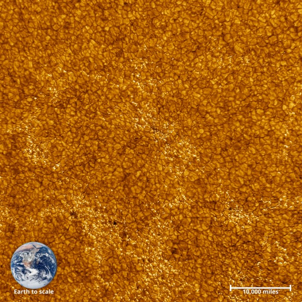 Cette région du Soleil fait 82 500 kilomètres. La Terre, sur l'image, est à l'échelle réelle. // Source : NSO Cette région du Soleil fait 82 500 kilomètres. La Terre, sur l'image, est à l'échelle réelle. // Source : NSO