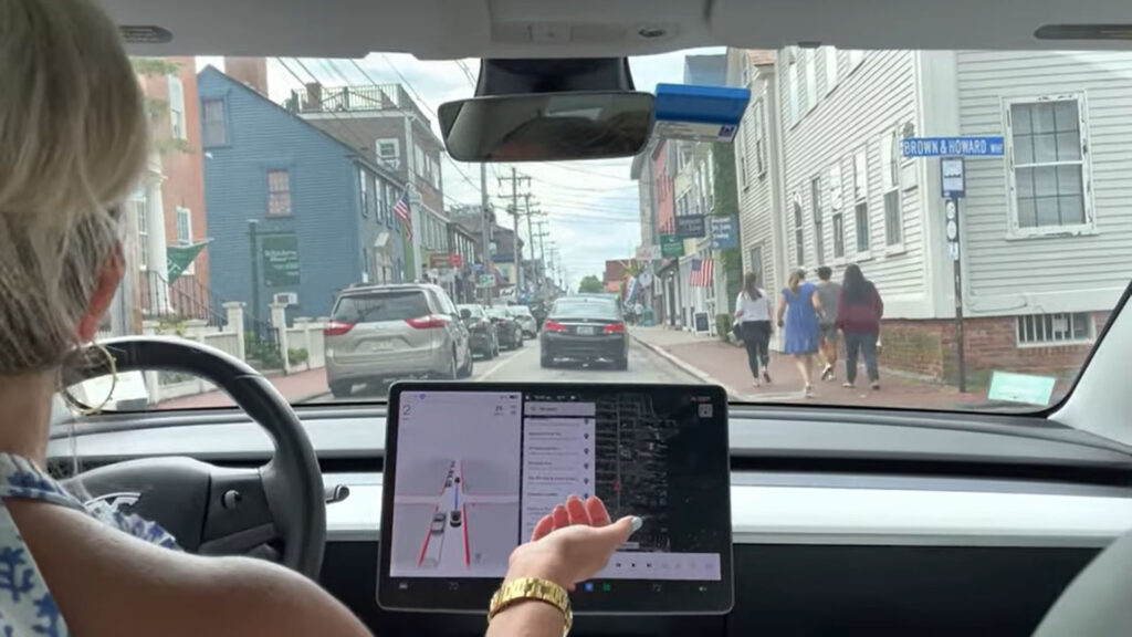 Full Self-Driving Tesla et détection des piétons // Source : Capture vidéo Kim Paquette sur Youtube Full Self-Driving Tesla et détection des piétons // Source : Capture vidéo Kim Paquette sur Youtube