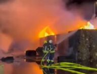 Pompiers sur le site de l'usine Tesla // Source : Capture vidéo de Spree Journal Erkner Pompiers sur le site de l'usine Tesla // Source : Capture vidéo de Spree Journal Erkner