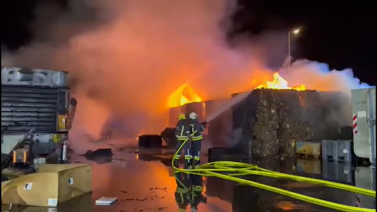 Pompiers sur le site de l'usine Tesla // Source : Capture vidéo de Spree Journal Erkner Pompiers sur le site de l'usine Tesla // Source : Capture vidéo de Spree Journal Erkner