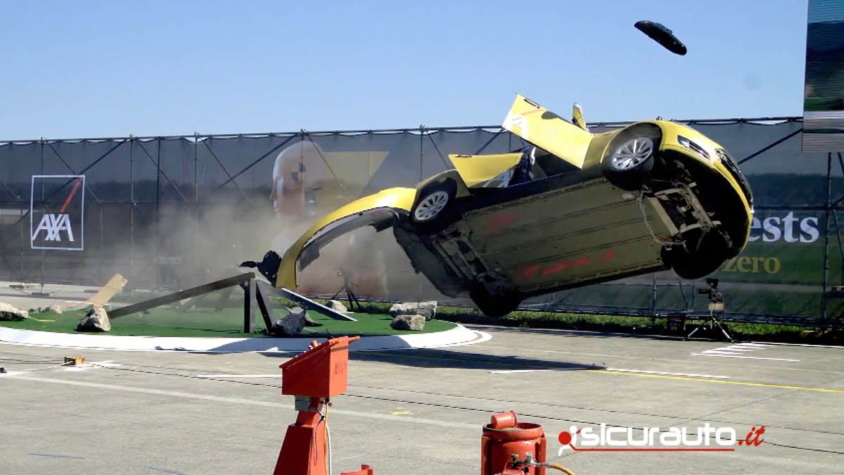 Axa crash-test Tesla // Source : Capture video sicurauto - Youtube Axa crash-test Tesla // Source : Capture video sicurauto - Youtube
