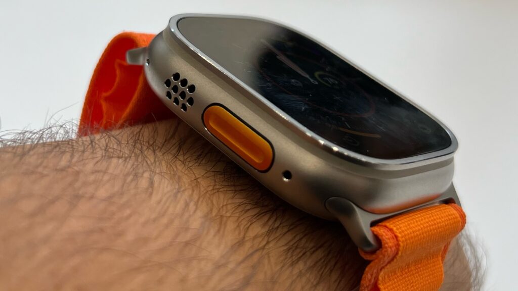 L'Apple Watch Ultra a un bouton « Action » sur son côté gauche. // Source : Numerama L'Apple Watch Ultra a un bouton « Action » sur son côté gauche. // Source : Numerama
