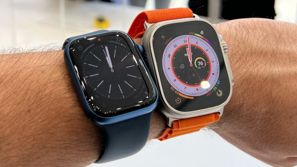 À côté d'une Watch 45 mm, la Watch Ultra 49 mm semble plutôt normale. Mais elle est beaucoup plus épaisse. // Source : Numerama À côté d'une Watch 45 mm, la Watch Ultra 49 mm semble plutôt normale. Mais elle est beaucoup plus épaisse. // Source : Numerama