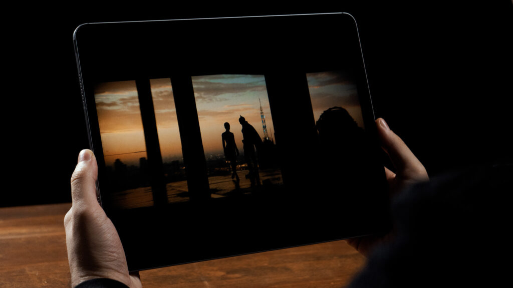Ce n’est pas de l’OLED, mais l’écran a vraiment l’air éteint. Très lumineux au bon endroit, tout noir à d’autres. // Source : Thomas Ancelle / Numerama Ce n’est pas de l’OLED, mais l’écran a vraiment l’air éteint. Très lumineux au bon endroit, tout noir à d’autres. // Source : Thomas Ancelle / Numerama