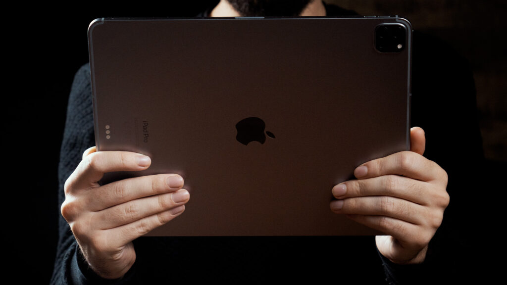 Autre étrangeté : puisque l’iPad est majoritairement utilisé horizontalement, la pomme ne devrait-elle pas tourner ? // Source : Thomas Ancelle / Numerama Autre étrangeté : puisque l’iPad est majoritairement utilisé horizontalement, la pomme ne devrait-elle pas tourner ? // Source : Thomas Ancelle / Numerama