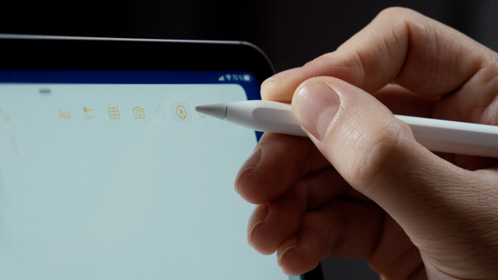 On ne touche pas l’écran, mais il détecte l’Apple Pencil. Magie. // Source : Thomas Ancelle / Numerama On ne touche pas l’écran, mais il détecte l’Apple Pencil. Magie. // Source : Thomas Ancelle / Numerama