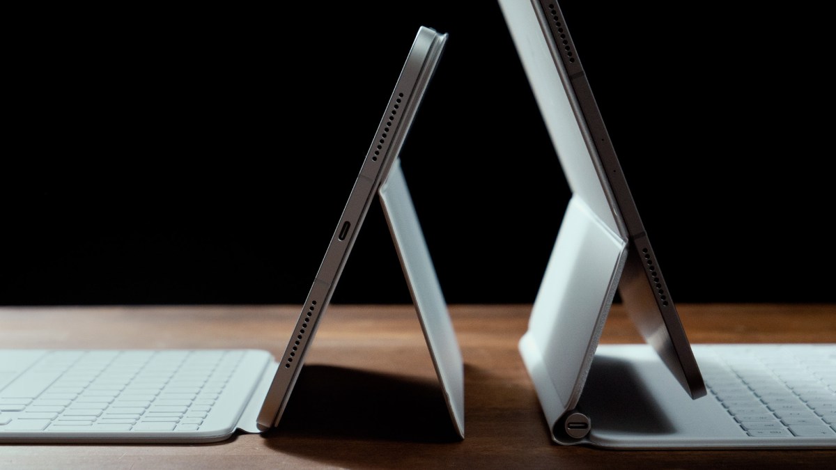 Le Magic Keyboard Folio de l’iPad à gauche. Le Magic Keyboard de l’iPad Pro à droite. // Source : Thomas Ancelle / Numerama Le Magic Keyboard Folio de l’iPad à gauche. Le Magic Keyboard de l’iPad Pro à droite. // Source : Thomas Ancelle / Numerama
