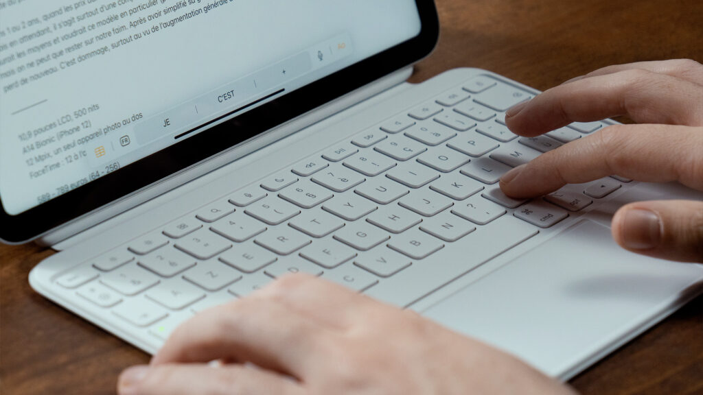 Le Magic Keyboard Folio propose un clavier avec des touches de fonction. La frappe est très bonne. // Source : Thomas Ancelle / Numerama Le Magic Keyboard Folio propose un clavier avec des touches de fonction. La frappe est très bonne. // Source : Thomas Ancelle / Numerama