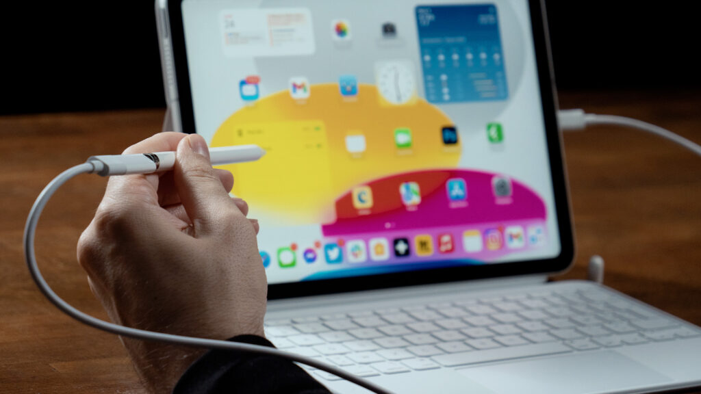L’Apple Pencil doit être branché à un adaptateur, lui-même branché à un câble, lui même branché à l’iPad. Oui. // Source : Thomas Ancelle / Numerama L’Apple Pencil doit être branché à un adaptateur, lui-même branché à un câble, lui même branché à l’iPad. Oui. // Source : Thomas Ancelle / Numerama