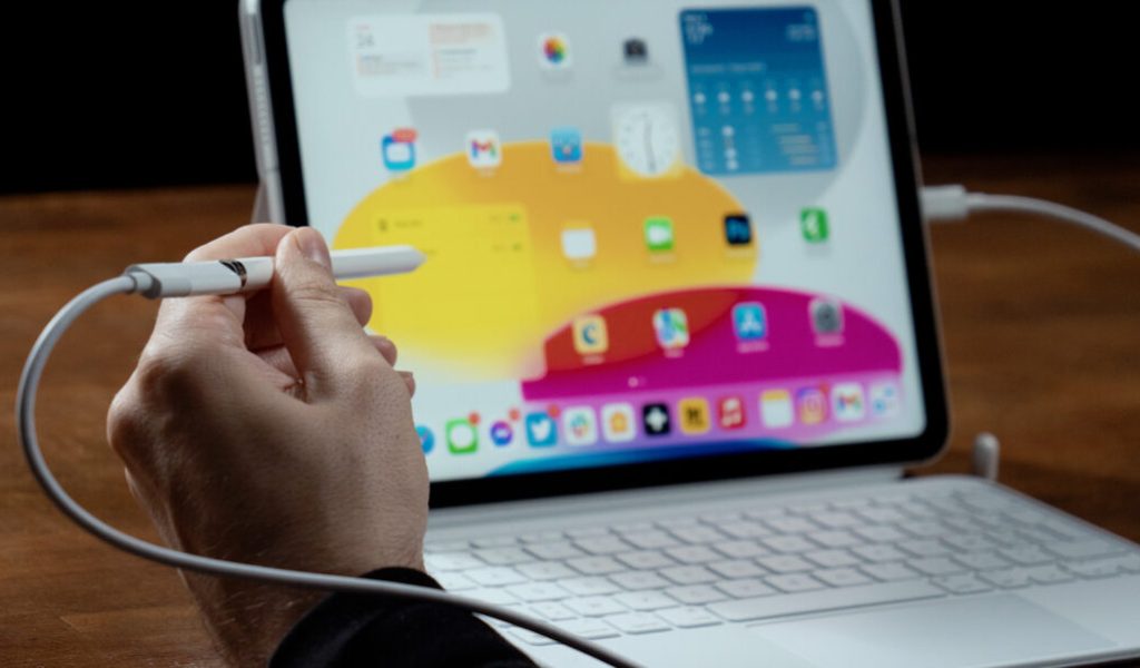 L’Apple Pencil doit être branché à un adaptateur, lui-même branché à un câble, lui même branché à l’iPad. Oui. // Source : Thomas Ancelle / Numerama L’Apple Pencil doit être branché à un adaptateur, lui-même branché à un câble, lui même branché à l’iPad. Oui. // Source : Thomas Ancelle / Numerama