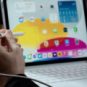 L’Apple Pencil doit être branché à un adaptateur, lui-même branché à un câble, lui même branché à l’iPad. Oui. // Source : Thomas Ancelle / Numerama L’Apple Pencil doit être branché à un adaptateur, lui-même branché à un câble, lui même branché à l’iPad. Oui. // Source : Thomas Ancelle / Numerama