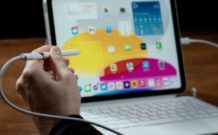 L’Apple Pencil doit être branché à un adaptateur, lui-même branché à un câble, lui même branché à l’iPad. Oui. // Source : Thomas Ancelle / Numerama L’Apple Pencil doit être branché à un adaptateur, lui-même branché à un câble, lui même branché à l’iPad. Oui. // Source : Thomas Ancelle / Numerama
