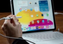 L’Apple Pencil doit être branché à un adaptateur, lui-même branché à un câble, lui même branché à l’iPad. Oui. // Source : Thomas Ancelle / Numerama L’Apple Pencil doit être branché à un adaptateur, lui-même branché à un câble, lui même branché à l’iPad. Oui. // Source : Thomas Ancelle / Numerama