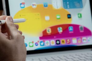 L’Apple Pencil doit être branché à un adaptateur, lui-même branché à un câble, lui même branché à l’iPad. Oui. // Source : Thomas Ancelle / Numerama L’Apple Pencil doit être branché à un adaptateur, lui-même branché à un câble, lui même branché à l’iPad. Oui. // Source : Thomas Ancelle / Numerama