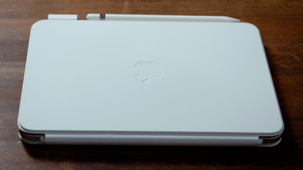 Le logo Apple est à l’envers. Ça ne se voit pas trop ici, mais il y a les inscriptions légales en dessous. // Source : Thomas Ancelle / Numerama Le logo Apple est à l’envers. Ça ne se voit pas trop ici, mais il y a les inscriptions légales en dessous. // Source : Thomas Ancelle / Numerama