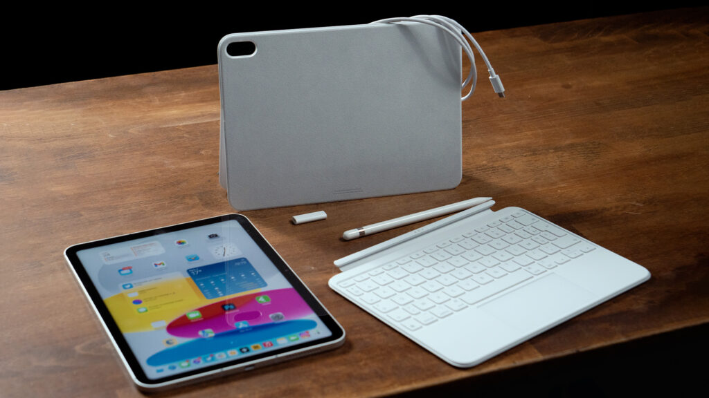 L’iPad 10 et ses accessoires, adaptateur à 10 euros compris. // Source : Thomas Ancelle / Numerama L’iPad 10 et ses accessoires, adaptateur à 10 euros compris. // Source : Thomas Ancelle / Numerama