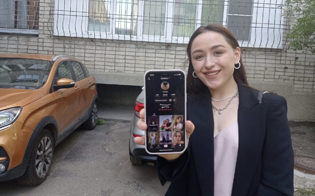 Elvina Borovkova se vante d'avoir dépassé les 100 000 abonnés. // Source : À propos de Iaroslav Elvina Borovkova se vante d'avoir dépassé les 100 000 abonnés. // Source : À propos de Iaroslav