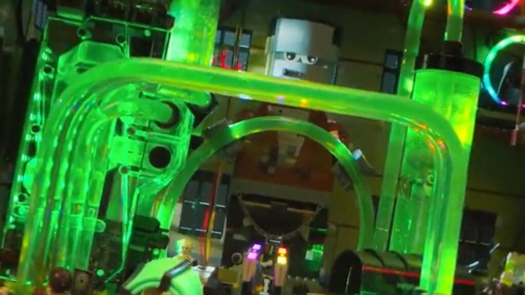 Manoir Halloween en Lego qui cache un PC // Source : Lego Manoir Halloween en Lego qui cache un PC // Source : Lego