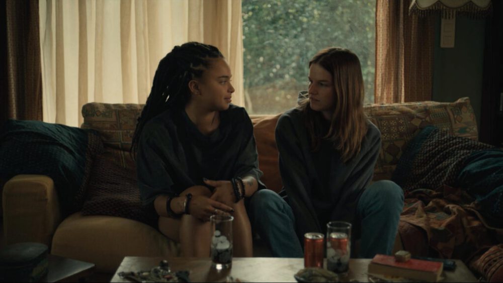 Sasha (à droite) n'est jamais réduite à son intersexuation dans la série // Source : France TV Slash Sasha (à droite) n'est jamais réduite à son intersexuation dans la série // Source : France TV Slash