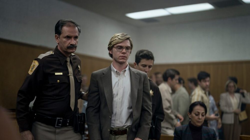 La série Dahmer raconte les meurtres mais aussi le procès du tueur // Source : Netflix La série Dahmer raconte les meurtres mais aussi le procès du tueur // Source : Netflix
