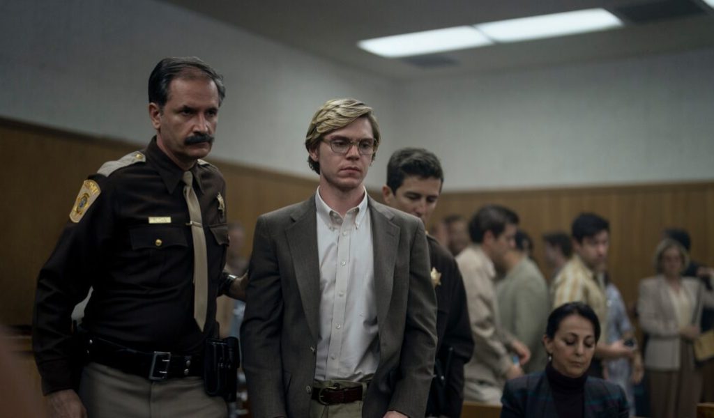 La série Dahmer raconte les meurtres mais aussi le procès du tueur // Source : Netflix La série Dahmer raconte les meurtres mais aussi le procès du tueur // Source : Netflix