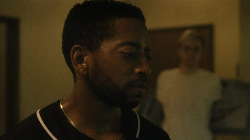 Shaun J. Brown tient le rôle Tracy Edwards, qui parvient à échapper à Dahmer // Source : Netflix Shaun J. Brown tient le rôle Tracy Edwards, qui parvient à échapper à Dahmer // Source : Netflix