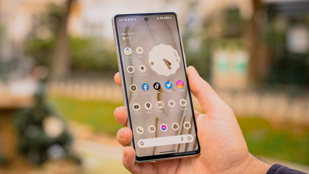 Le Pixel 7 est agréable à manipuler. On adore son interface Material You, qui permet de personnaliser les couleurs des icônes et des menus. // Source : Louise Audry pour Numerama Le Pixel 7 est agréable à manipuler. On adore son interface Material You, qui permet de personnaliser les couleurs des icônes et des menus. // Source : Louise Audry pour Numerama