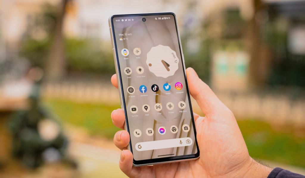 Le Pixel 7 est agréable à manipuler. On adore son interface Material You, qui permet de personnaliser les couleurs des icônes et des menus. // Source : Louise Audry pour Numerama Le Pixel 7 est agréable à manipuler. On adore son interface Material You, qui permet de personnaliser les couleurs des icônes et des menus. // Source : Louise Audry pour Numerama