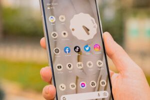 Le Pixel 7 est agréable à manipuler. On adore son interface Material You, qui permet de personnaliser les couleurs des icônes et des menus. // Source : Louise Audry pour Numerama Le Pixel 7 est agréable à manipuler. On adore son interface Material You, qui permet de personnaliser les couleurs des icônes et des menus. // Source : Louise Audry pour Numerama