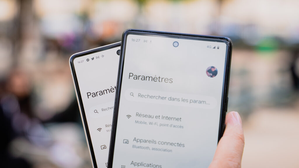 Un Pixel 6 sur un Pixel 7. Les bordures de l'ancien modèle sont beaucoup plus épaisses. Il est aussi plus dur à tenir. // Source : Louise Audry pour Numerama Un Pixel 6 sur un Pixel 7. Les bordures de l'ancien modèle sont beaucoup plus épaisses. Il est aussi plus dur à tenir. // Source : Louise Audry pour Numerama
