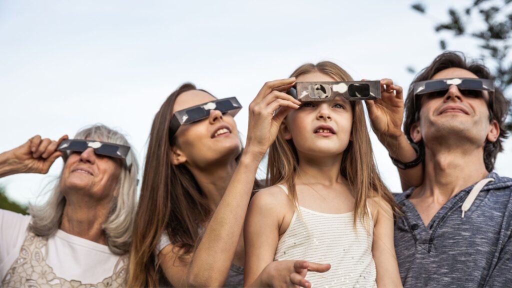 Pas de lunettes d'éclipse ? Il reste des solutions pour voir le phénomène sans aucun risque. // Source : Canva Pas de lunettes d'éclipse ? Il reste des solutions pour voir le phénomène sans aucun risque. // Source : Canva