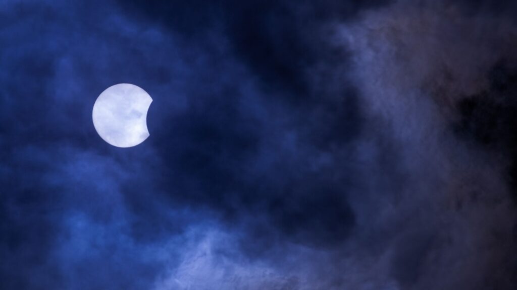 On ne regarde JAMAIS le Soleil sans protection, éclipse ou pas. // Source : Canva On ne regarde JAMAIS le Soleil sans protection, éclipse ou pas. // Source : Canva