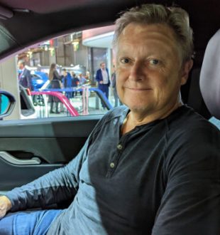 Henrik Fisker à bord du Fisker Ocean au Mondial de Paris // Source : Raphaelle Baut Henrik Fisker à bord du Fisker Ocean au Mondial de Paris // Source : Raphaelle Baut