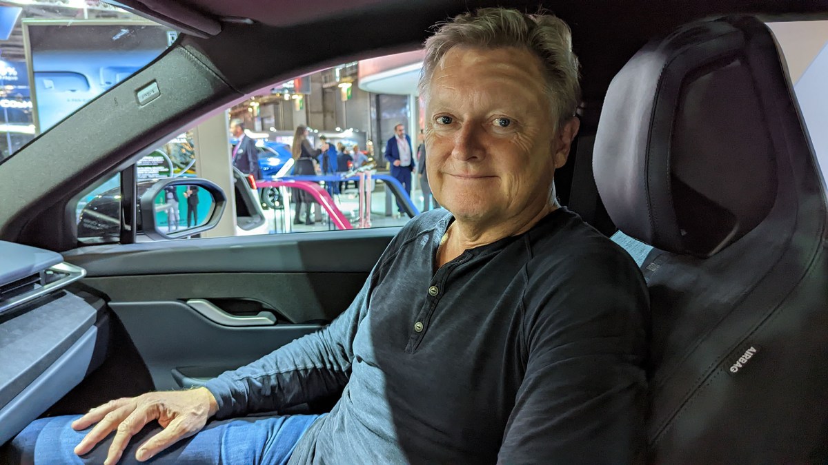Henrik Fisker à bord du Fisker Ocean au Mondial de Paris // Source : Raphaelle Baut Henrik Fisker à bord du Fisker Ocean au Mondial de Paris // Source : Raphaelle Baut