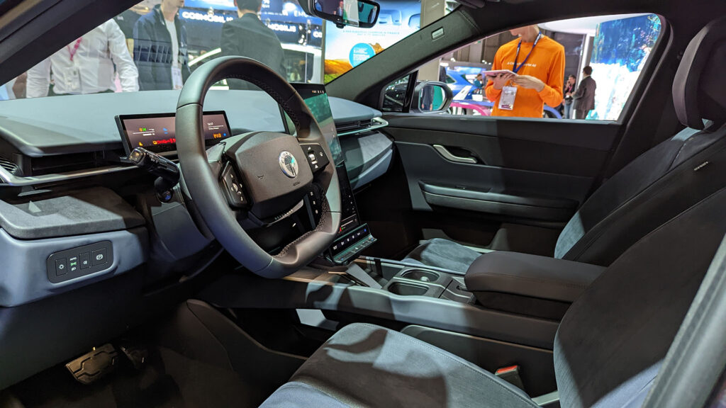 Intérieur du Fisker Ocean au Mondial de Paris // Source : Raphaelle Baut Intérieur du Fisker Ocean au Mondial de Paris // Source : Raphaelle Baut