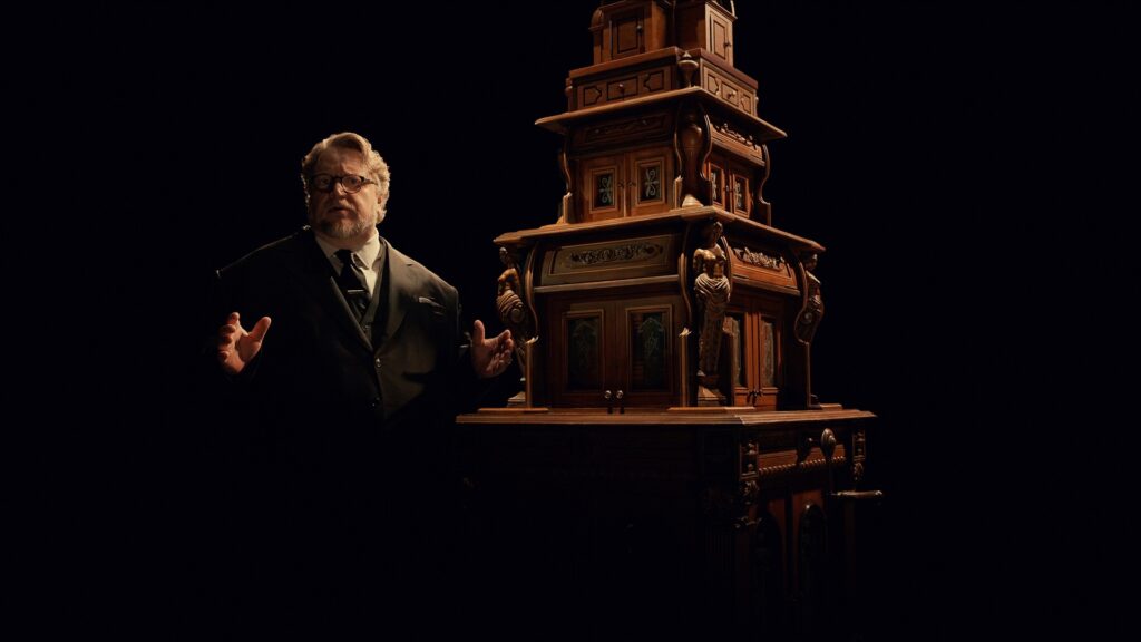 Guillermo del Toro se met en scène aux côtés de son étonnant Cabinet de Curiosités // Source : Netflix Guillermo del Toro se met en scène aux côtés de son étonnant Cabinet de Curiosités // Source : Netflix