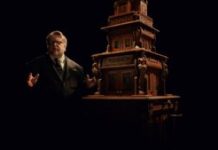 Guillermo del Toro se met en scène aux côtés de son étonnant Cabinet de Curiosités // Source : Netflix Guillermo del Toro se met en scène aux côtés de son étonnant Cabinet de Curiosités // Source : Netflix
