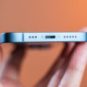 L'iPhone 14 se recharge toujours en Lightning. // Source : Numerama