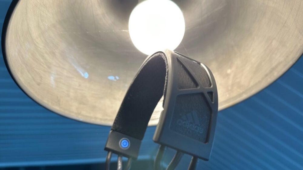 Le casque Adidas RPT-02 SOL se recharge à la lumière // Source : Maxime Claudel pour Numerama Le casque Adidas RPT-02 SOL se recharge à la lumière // Source : Maxime Claudel pour Numerama